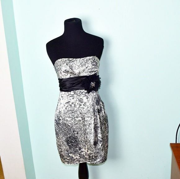 Stunning Black and White Print Strapless Dress - Picture 1 of 2